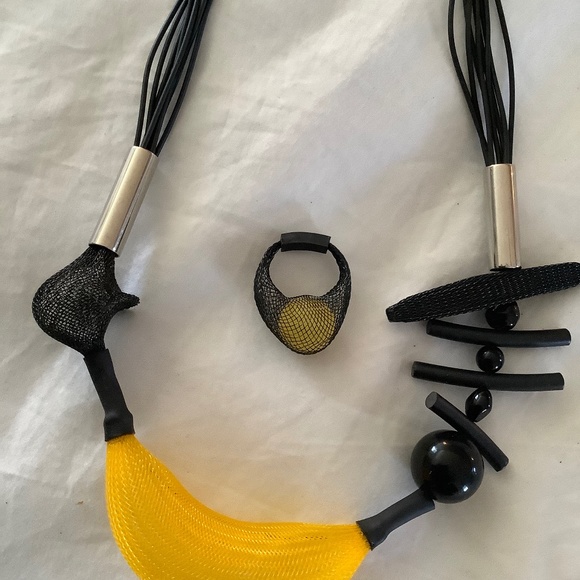 Yellow and black mesh necklace with matching ring - Picture 1 of 2